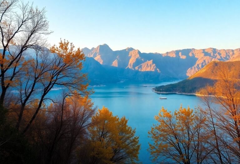 מראה פנורמי של מפרץ קוטור במונטנגרו בסתיו המוקדם, עם הרים ברקע ועלים בגווני סתיו